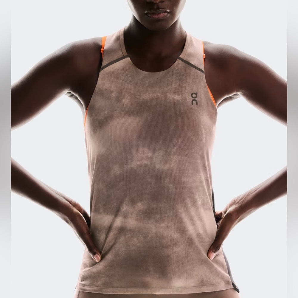 On Running Women’s Performance Tank Print in Cinder/Black